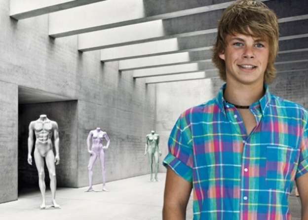 Junger Mann steht vor Körper-Skulpturen, mit denen Modedesign-Auszubildende arbeiten.